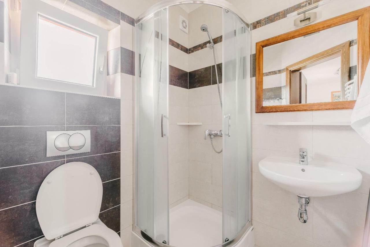 Nemo 2 Hotel Karwia Eksteriør billede